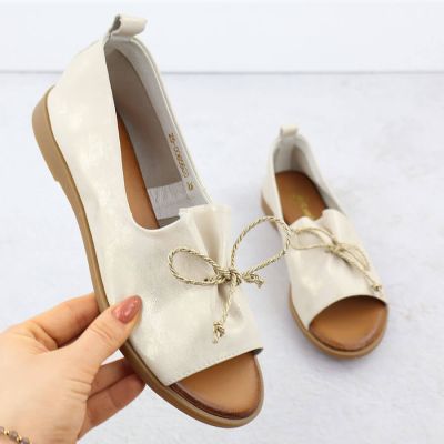 5. Botki damskie lakierowane z klamrą czarne Potocki