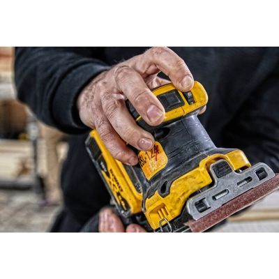 4. DeWALT DCW200N-XJ przenośna szlifierka