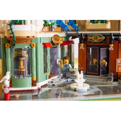 18. LEGO Icons 11371 - Ulica handlowa