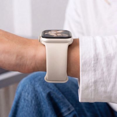 6. Pasek Tech-Protect Silicone na Apple Watch 44 / 45 / 46 / 49 mm - beżowy