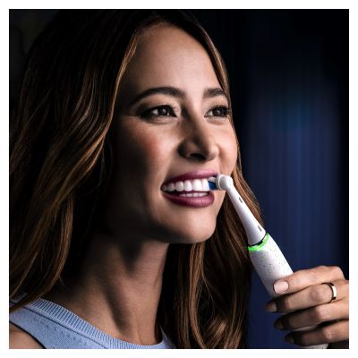 22. Szczoteczka Oral-B iO Series 10 Stardust White
