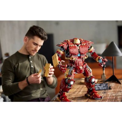 9. Klocki LEGO Hulkbuster MARVEL 76210