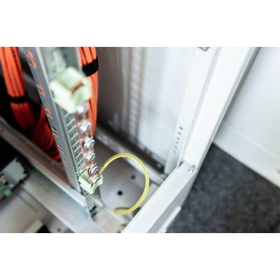 8. Digitus Szyna ekwipotencjalna do szaf 19-calowych