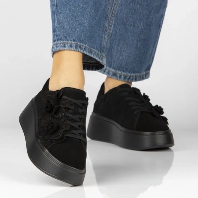 7. Skórzane sneakersy damskie na platformie z kwiatami zamszowe czarne Filippo  DP8113