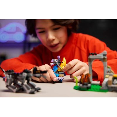 4. LEGO Fortnite 77075 Skórek i Iskra oraz obóz