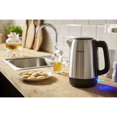 4. Philips Daily Collection Metalowy czajnik 1,7 l — pokrywka z mech. sprężynowym i wskaźnik