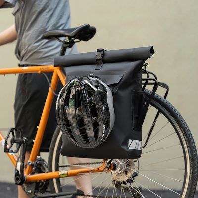 6. Sakwa rowerowa Rockbros z funkcją plecaka, wodoodporna, z zaczepem na kask 18l - czarna