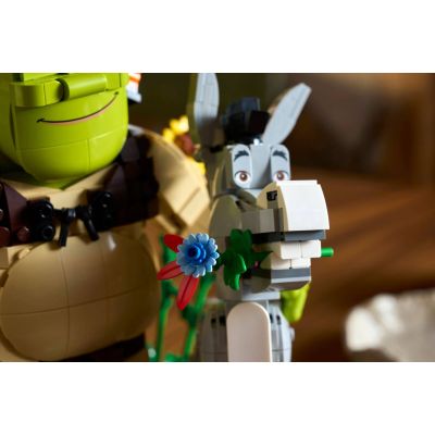 8. LEGO Icons 72423 - Shrek, Osioł i Kot w butach