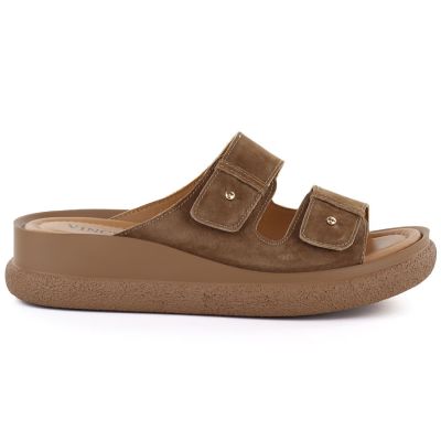 2. Skórzane klapki damskie na koturnie brązowe Vinceza 66916