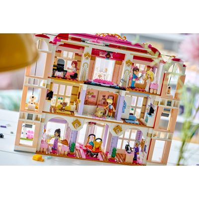 15. LEGO Friends 42704 - Grand Hotel w mieście Heartlake