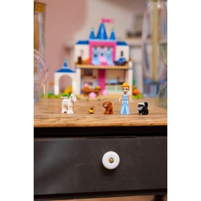 11. LEGO Disney 43283 - Zamek Kopciuszka i jej zwierzęcych przyjaciół