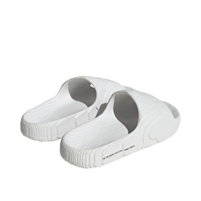 7. Klapki damskie/męskie adidas Adilette 22  Crystal White z wygodną profilowaną podeszwą białe (HQ4672)