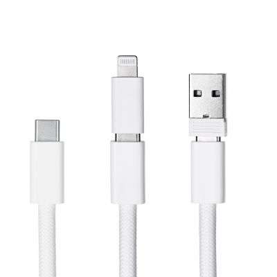 6. Activejet smycz z przewodem do ładowania 3w1 biała. Końcówki z różnymi złączami: USB-C, Adapter Lightning, USB-A.