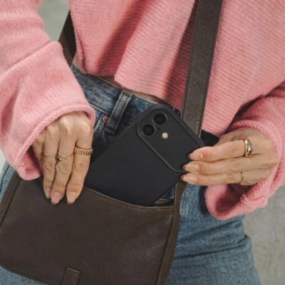 6. Etui Tech-Protect Silicone MagSafe na iPhone 17 - czarne