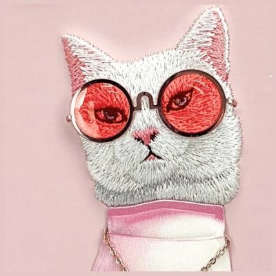 9. Etui Nimmy Glasses Cool Cat na iPhone 16 - różowe