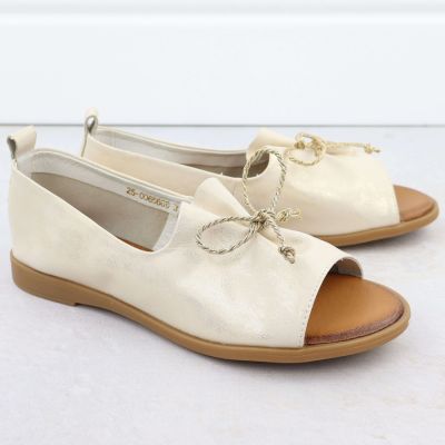 6. Botki damskie lakierowane z klamrą czarne Potocki