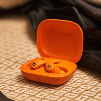 2. Słuchawki bezprzewodowe Beats Powerbeats Fit douszne (jasnopomarańczowe)