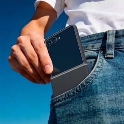 6. Etui Spigen Nano Pop MagSafe na Samsung Galaxy Z Flip 8 - czarno-szare