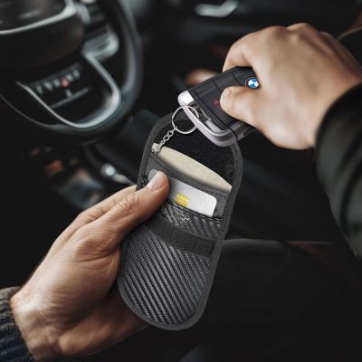 4. Etui na kluczyki samochodowe Tech-Protect KLR100 blokujące RFID- czarne - carbon