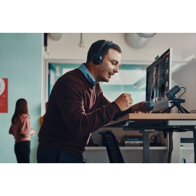 7. Zestaw słuchawkowy POLY Voyager Focus 2 USB-C-C z przejściówką USB-C/A i podst. ładującą