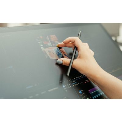 6. Tablet graficzny Wacom Cintiq 24 dotykowy DTH246