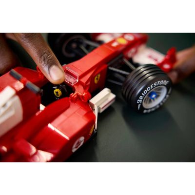 12. LEGO Icons 11375 - Ferrari F2004 i Michael Schumacher