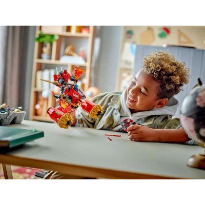 8. LEGO NINJAGO 71830 Burzowy jeździec-mech Kaia