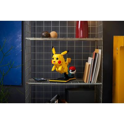 13. LEGO Pokemon 72152 - Pikachu i Pokeball