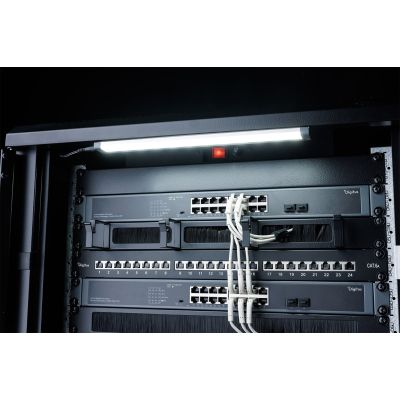 9. Zespół oświetleniowy LED do szaf z automatycznym wyłącznikiem, magnes