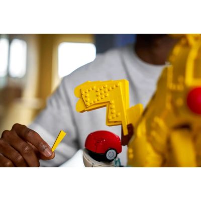 14. LEGO Pokemon 72152 - Pikachu i Pokeball