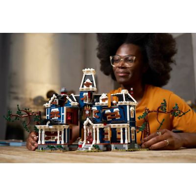 9. LEGO Icons 11370 - Stranger Things: Dom Creelów