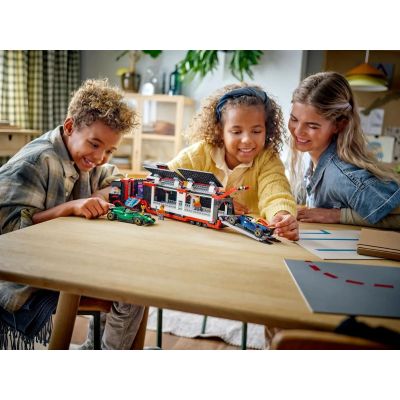 9. LEGO CITY 60445 F1 Ciężarówka z bolidami RB20 i AMR24 F1