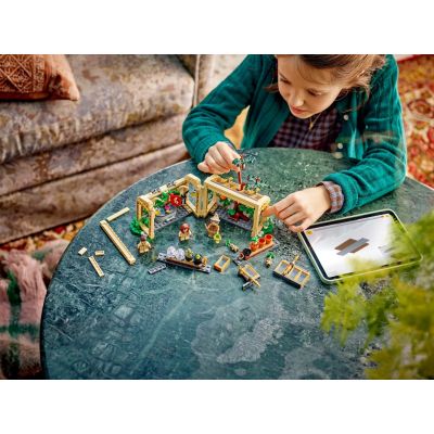 9. LEGO Harry Potter 76445 Zamek Hogwart: zajęcia z zielarstwa