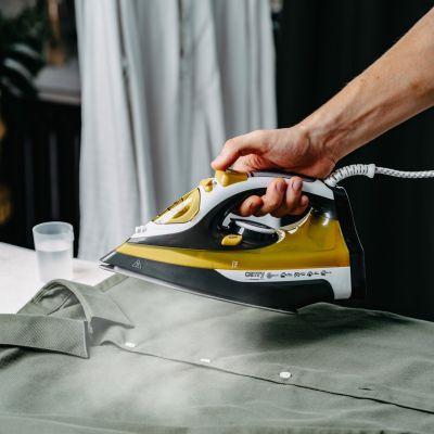 13. Żelazko parowe Adler CR 5029 (2400W; kolor żółty)