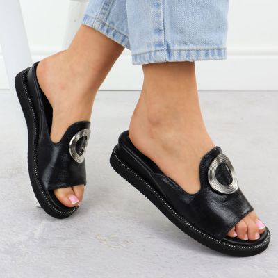 5. Klapki damskie na niskim koturnie czarne M.Daszyński