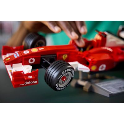 28. LEGO Icons 11375 - Ferrari F2004 i Michael Schumacher