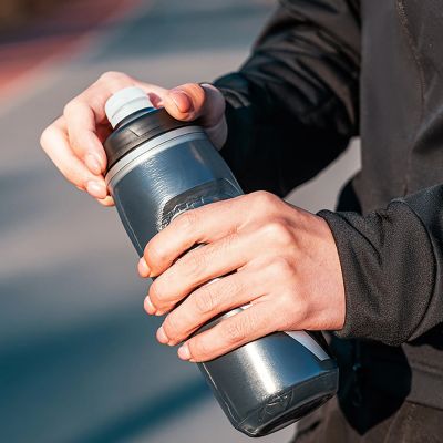 3. Bidon termiczny Rockbros rowerowy 620 ml bez BPA - gradient czarny