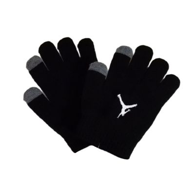 4. Zestaw dziecięcy czapka zimowa + rękawiczki Air Jordan Essential Beanie Set Czarny - 9A0836-023