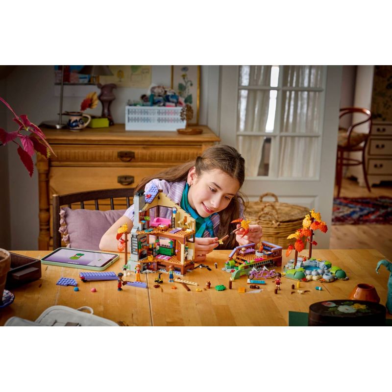 10. LEGO Friends 42705 - Jesienna leśna chatka