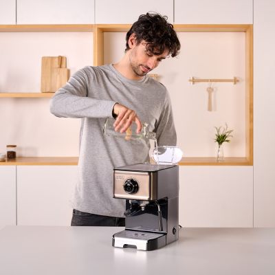 17. Ekspres ciśnieniowy kolbowy Black+Decker BXCO1200E (1200W)