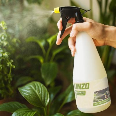 10. BUTELKA ZE SPRYSKIWACZEM 1000ML KINZO