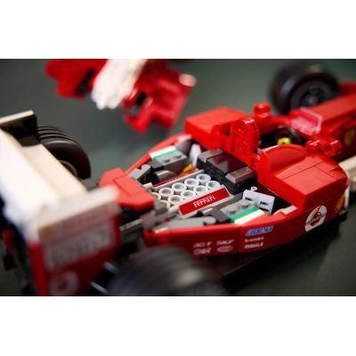 13. LEGO Icons 11375 - Ferrari F2004 i Michael Schumacher