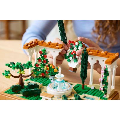 9. LEGO Icons 10359 Fontanna w ogrodzie