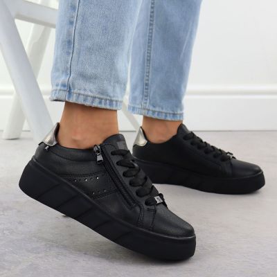 6. Skórzane półbuty damskie na platformie czarne Rieker W2605-02