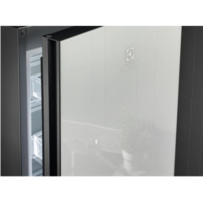 8. Chłodziarko-zamrażarka ELECTROLUX LNT7ME36G2