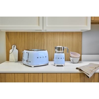 7. Toster SMEG model TSF03PBEU pastel blue