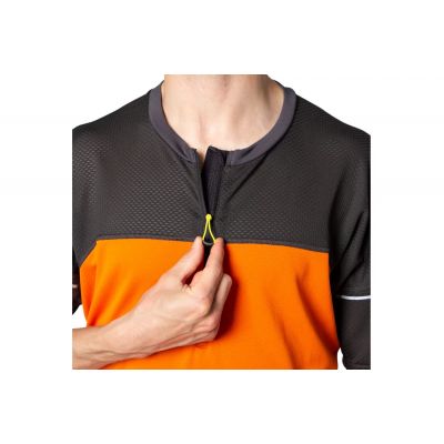 8. Koszulka Asics Fujitrail Top Tee M 2011B895-800