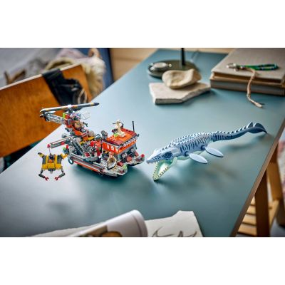 11. LEGO Jurassic World 77983 - Atak mozazaura na łódź