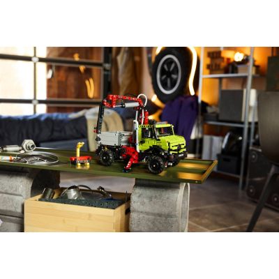 10. LEGO Technic 42242 - Mercedes-Benz Unimog U 5023 z dźwigiem