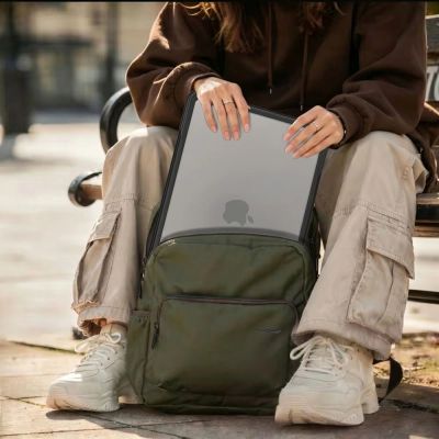 7. Etui Tech-Protect Velar na MacBook Pro 16" 2021 / 2023 / 2025 / 2026 - przezroczysto-czarne